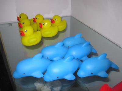 【廠家直銷(xiāo)發(fā)光搪膠電子兒童玩具海豚/浮水玩具/地?cái)偀豳u(mài)led禮】?jī)r(jià)格_廠家_圖片 -